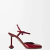 Toy-Pumps mit Fesselriemchen aus weichem Lacklammleder Dunkelrot