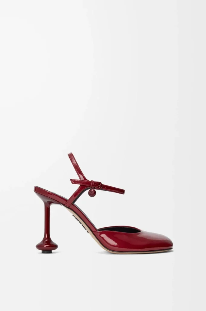 Toy-Pumps mit Fesselriemchen aus weichem Lacklammleder Dunkelrot
