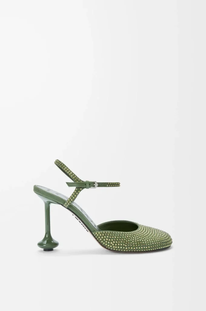 Toy-Pumps mit Knöchelriemen aus strassverziertem Wildleder in Militärgrün