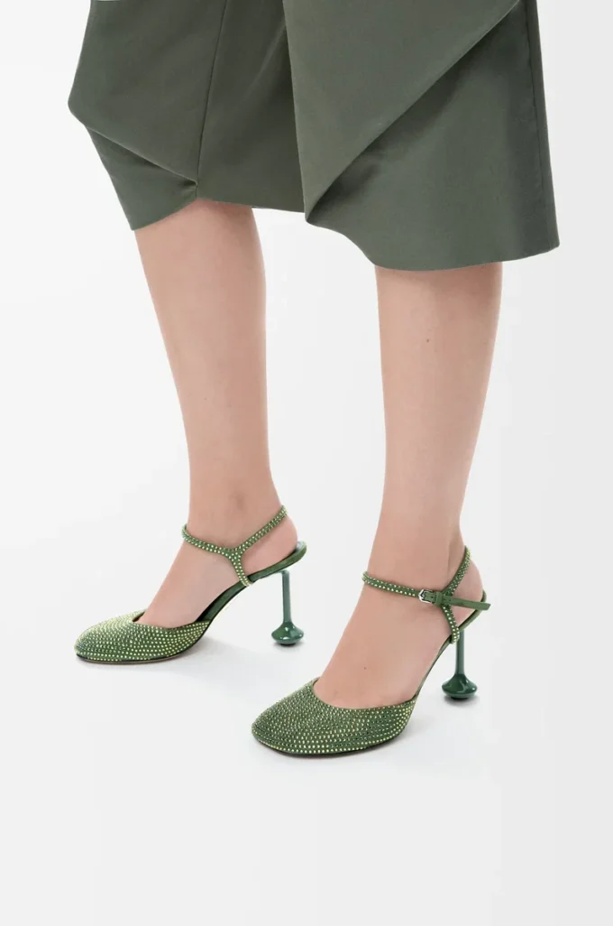 Toy-Pumps mit Knöchelriemen aus strassverziertem Wildleder in Militärgrün