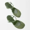 Toy-Pumps mit Knöchelriemen aus strassverziertem Wildleder in Militärgrün