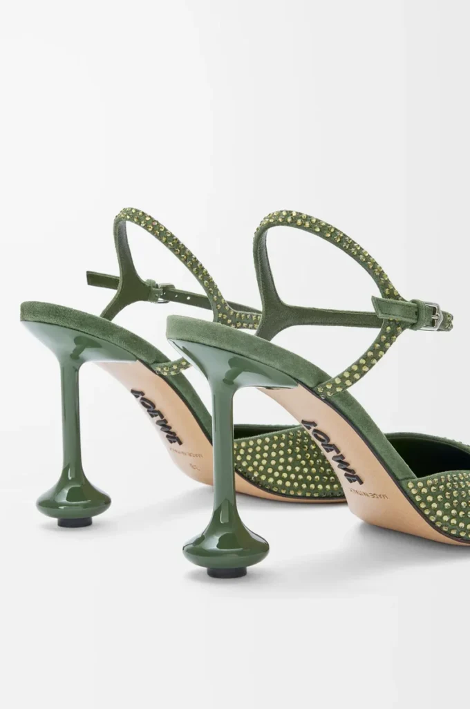 Toy-Pumps mit Knöchelriemen aus strassverziertem Wildleder in Militärgrün