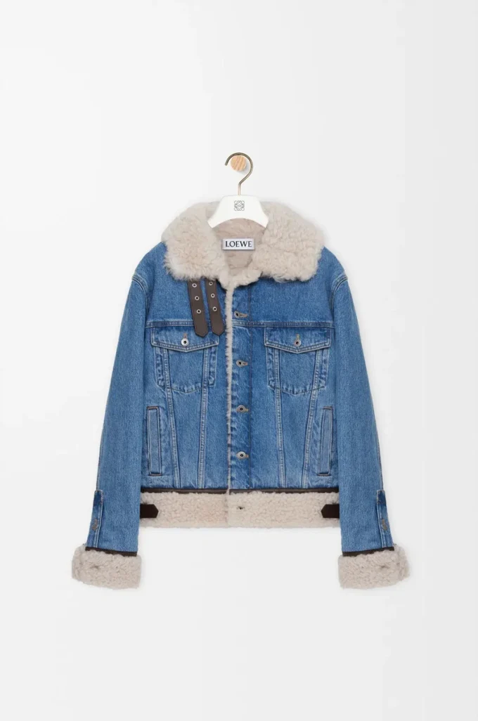 Truckerjacke aus Denim und Lammfell in Denimblau