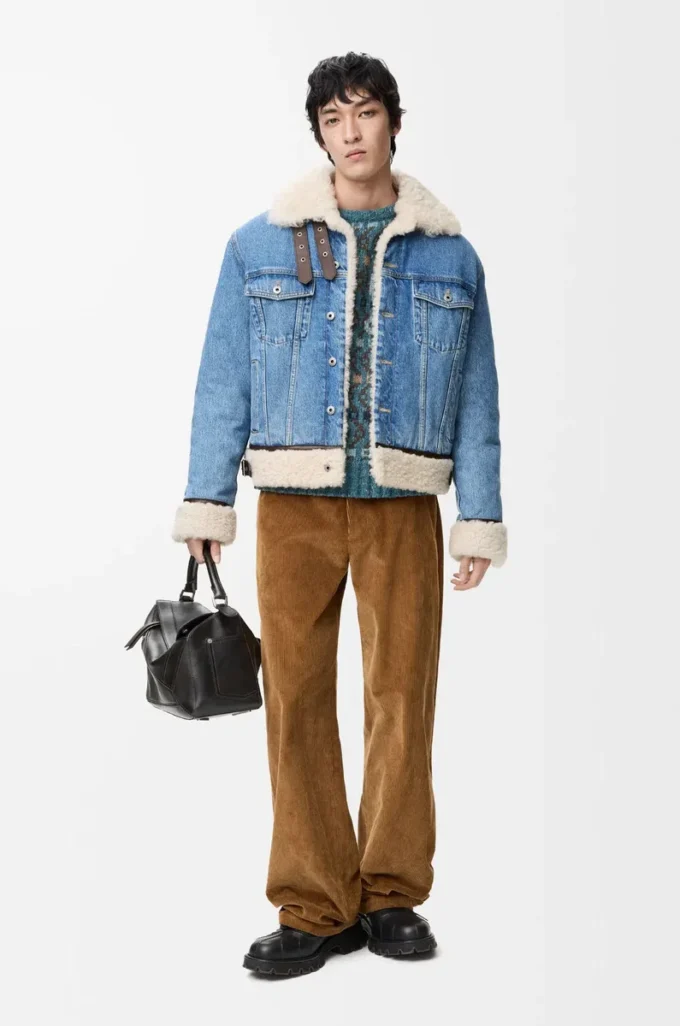 Truckerjacke aus Denim und Lammfell in Denimblau