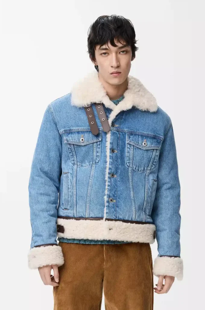 Truckerjacke aus Denim und Lammfell in Denimblau
