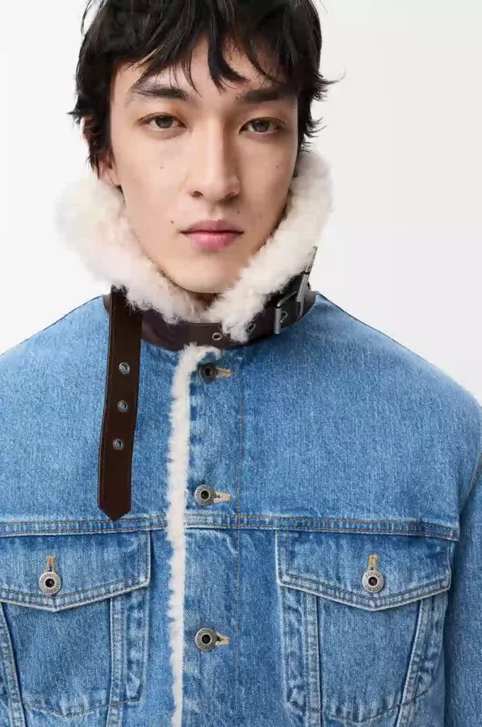 Truckerjacke aus Denim und Lammfell in Denimblau