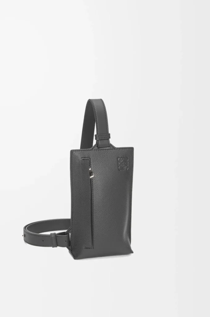Vertikale T-Tasche aus weichem genarbtem Kalbsleder Anthrazit