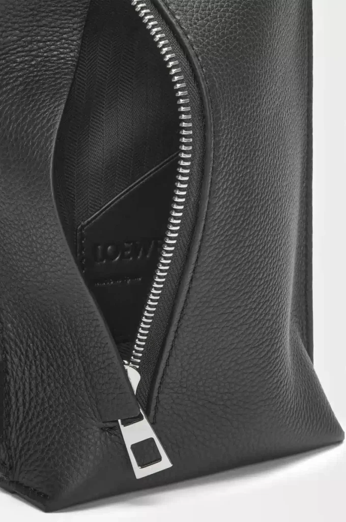 Vertikale T-Tasche aus weichem genarbtem Kalbsleder Anthrazit