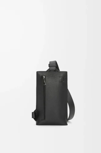 Vertikale T-Tasche aus weichem genarbtem Kalbsleder in Schwarz