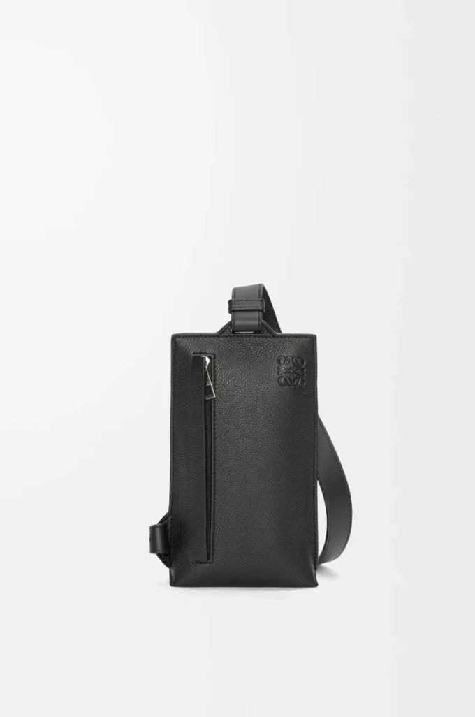 Vertikale T-Tasche aus weichem genarbtem Kalbsleder in Schwarz