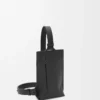 Vertikale T-Tasche aus weichem genarbtem Kalbsleder in Schwarz