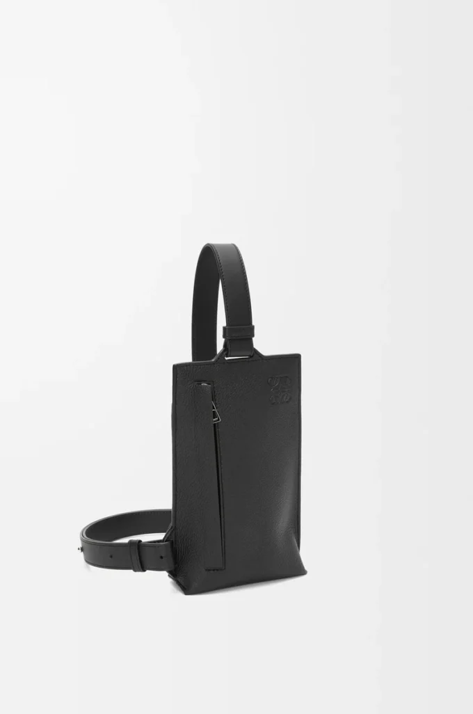 Vertikale T-Tasche aus weichem genarbtem Kalbsleder in Schwarz