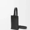 Vertikale T-Tasche aus weichem genarbtem Kalbsleder in Schwarz