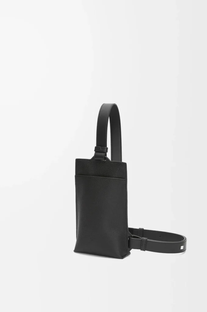 Vertikale T-Tasche aus weichem genarbtem Kalbsleder in Schwarz