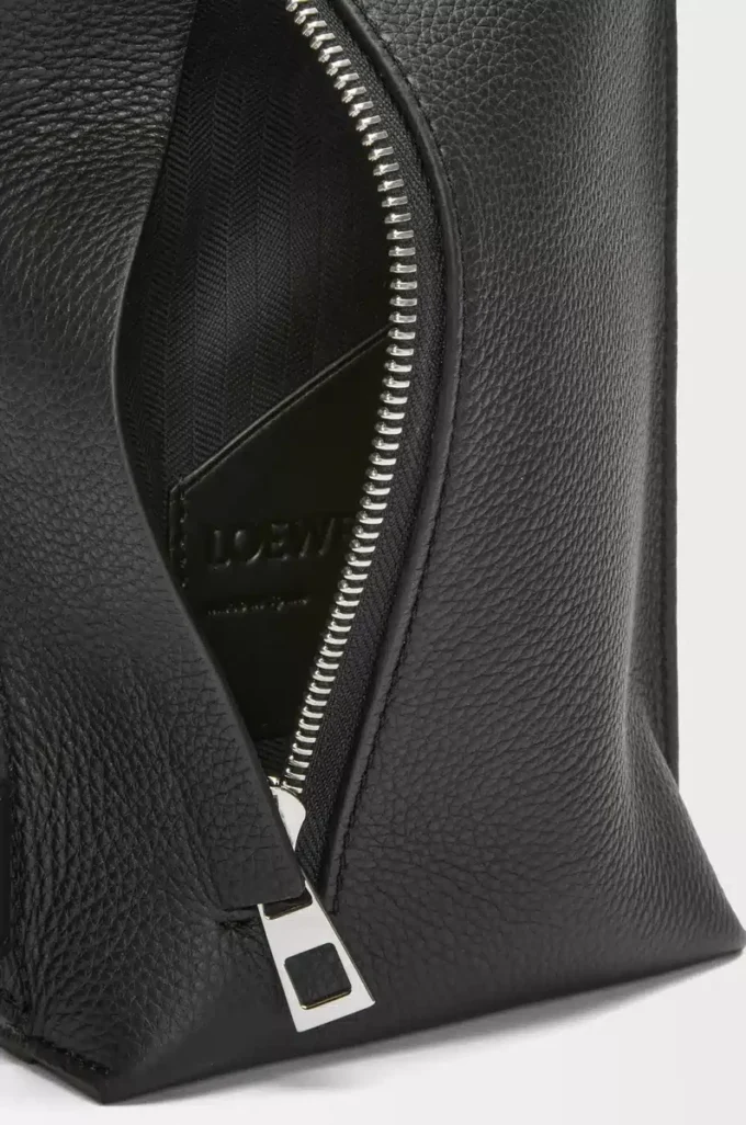 Vertikale T-Tasche aus weichem genarbtem Kalbsleder in Schwarz