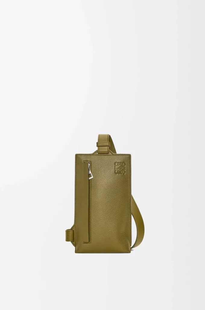 Vertikale T-Tasche aus weichem genarbtem Kalbsleder Olive