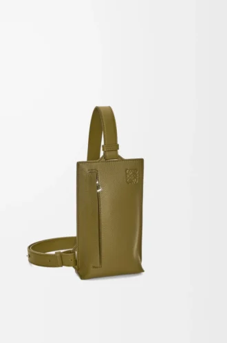 Vertikale T-Tasche aus weichem genarbtem Kalbsleder Olive