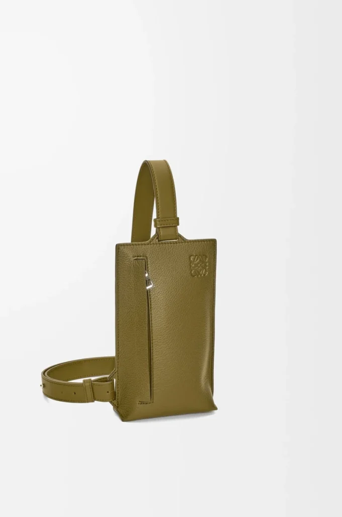 Vertikale T-Tasche aus weichem genarbtem Kalbsleder Olive