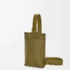 Vertikale T-Tasche aus weichem genarbtem Kalbsleder Olive