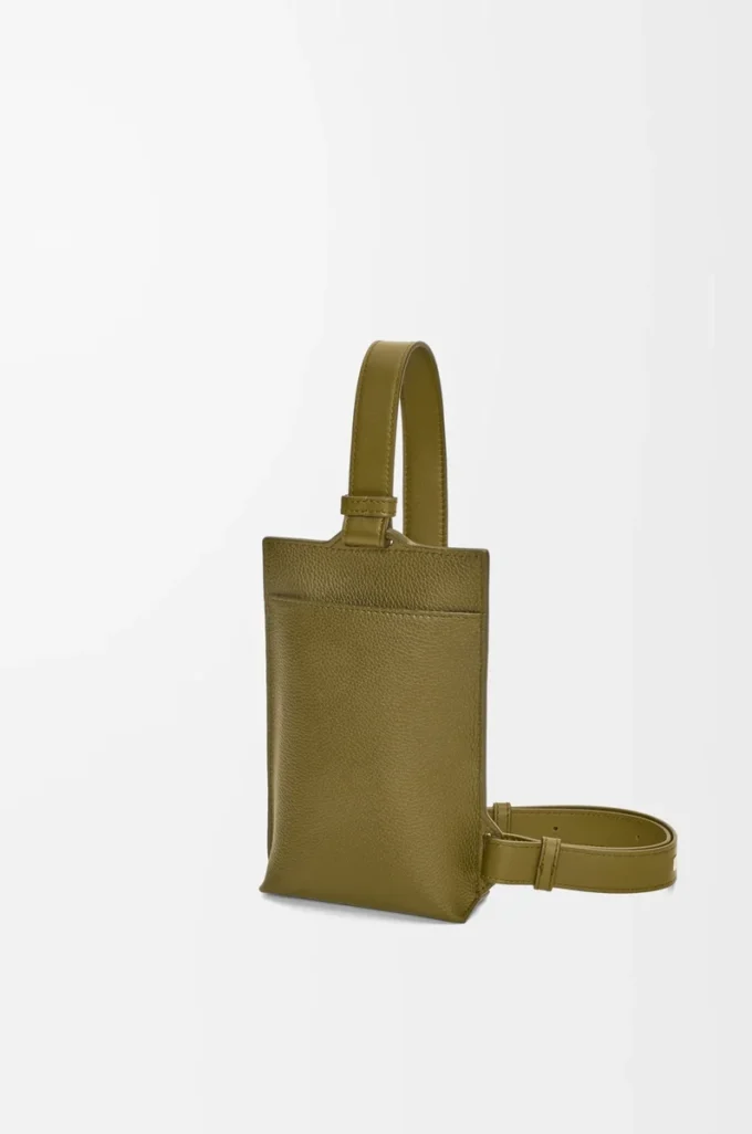 Vertikale T-Tasche aus weichem genarbtem Kalbsleder Olive