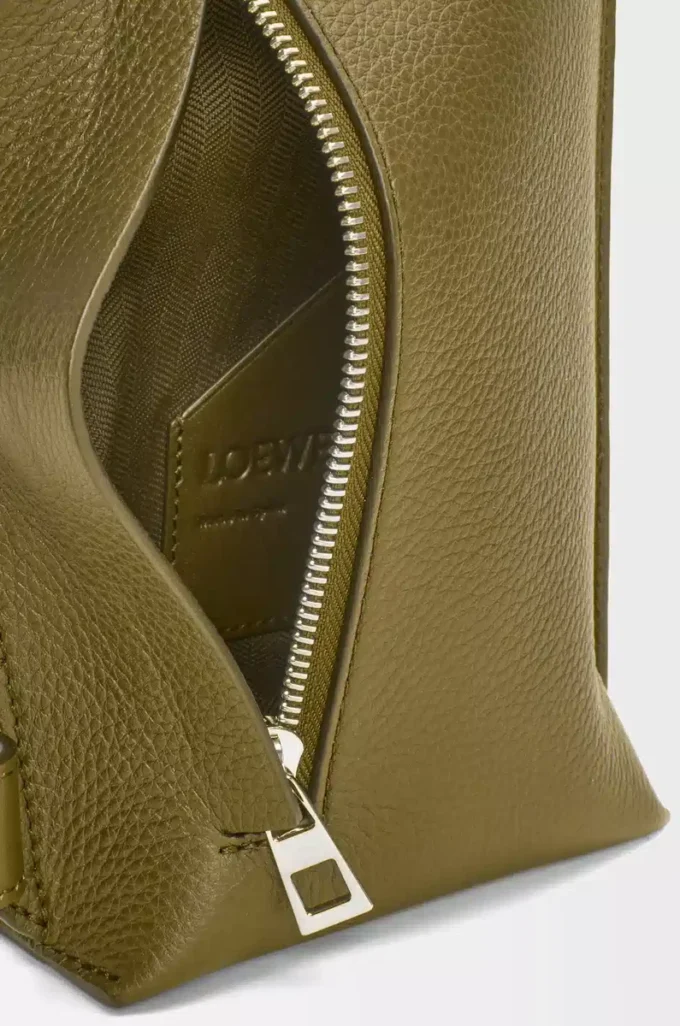 Vertikale T-Tasche aus weichem genarbtem Kalbsleder Olive
