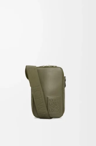 Vertikale Umhängetasche aus satiniertem Kalbsleder in Khaki Green