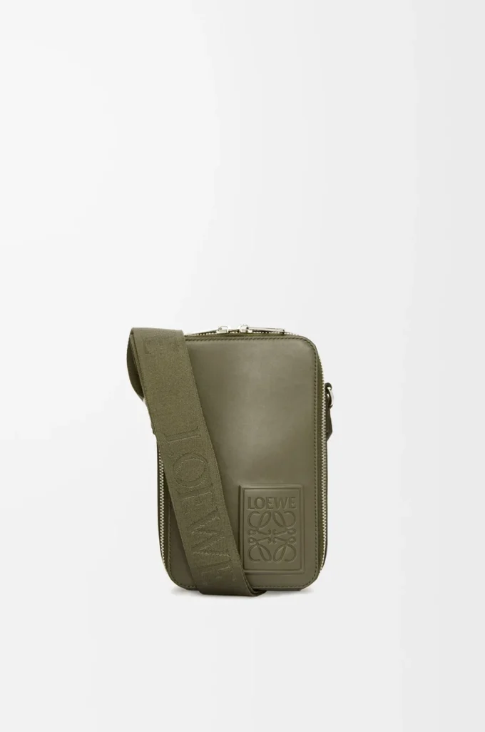 Vertikale Umhängetasche aus satiniertem Kalbsleder in Khaki Green