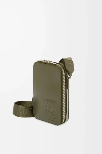Vertikale Umhängetasche aus satiniertem Kalbsleder in Khaki Green