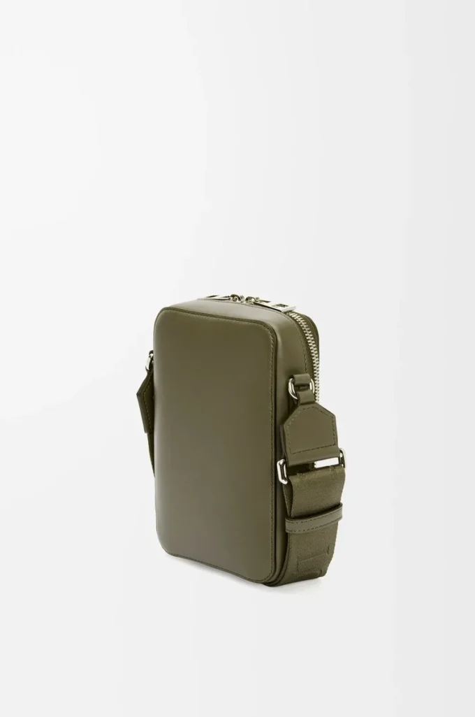 Vertikale Umhängetasche aus satiniertem Kalbsleder in Khaki Green