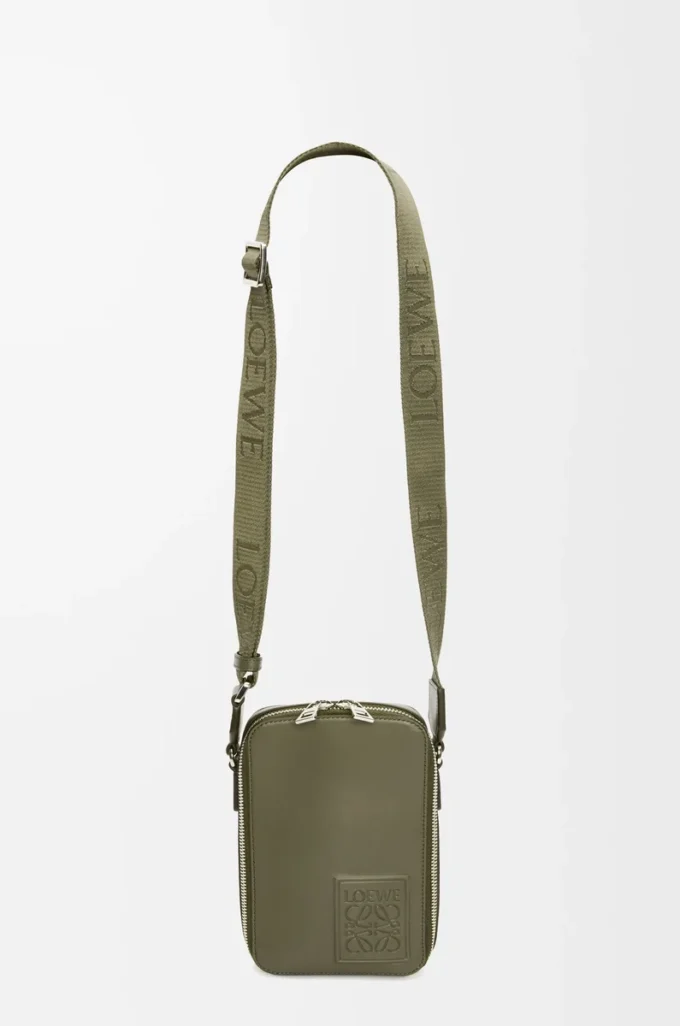 Vertikale Umhängetasche aus satiniertem Kalbsleder in Khaki Green