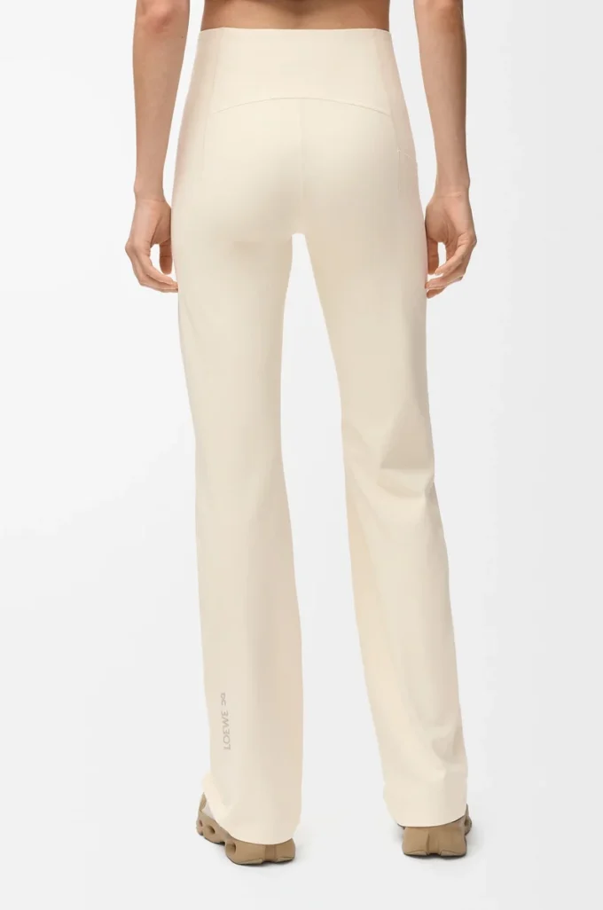 Weiche Bootcut-Hose aus technischem Jersey in Elfenbein