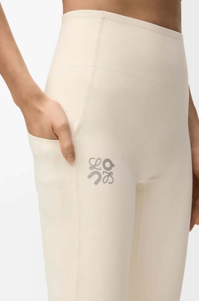 Weiche Bootcut-Hose aus technischem Jersey in Elfenbein