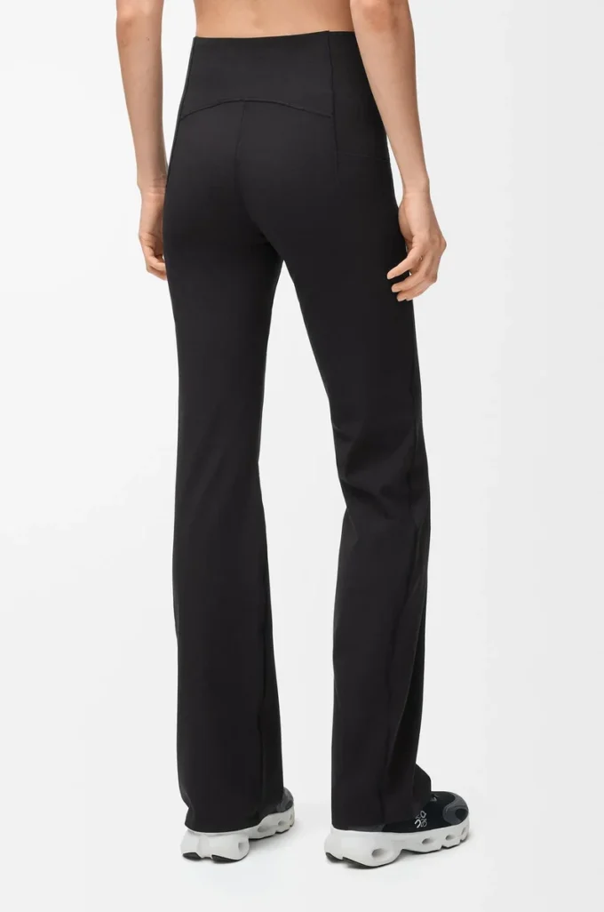 Weiche Bootleg-Hose aus technischem Jersey in Schwarz