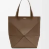 XL Puzzle Fold Tote aus glänzendem Kalbsleder in Umbra