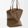 XL Puzzle Fold Tote aus glänzendem Kalbsleder in Umbra