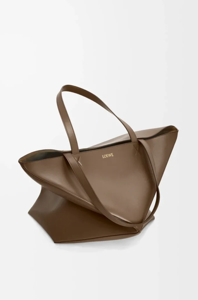 XL Puzzle Fold Tote aus glänzendem Kalbsleder in Umbra