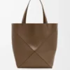 XL Puzzle Fold Tote aus glänzendem Kalbsleder in Umbra