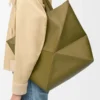 XL Puzzle Fold Tragetasche aus glänzendem Kalbsleder in Oliv