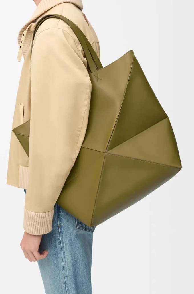 XL Puzzle Fold Tragetasche aus glänzendem Kalbsleder in Oliv