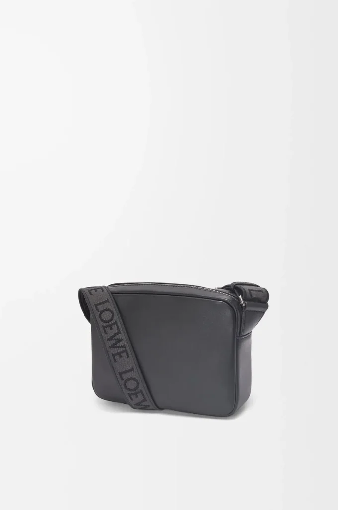 XS Military Messenger Bag aus geschmeidigem, glattem Kalbsleder und Jacquard Schwarz