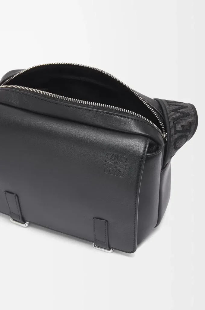 XS Military Messenger Bag aus geschmeidigem, glattem Kalbsleder und Jacquard Schwarz