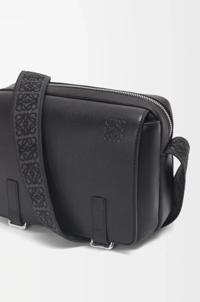 XS Military Messenger Bag aus geschmeidigem, glattem Kalbsleder und Jacquard Schwarz