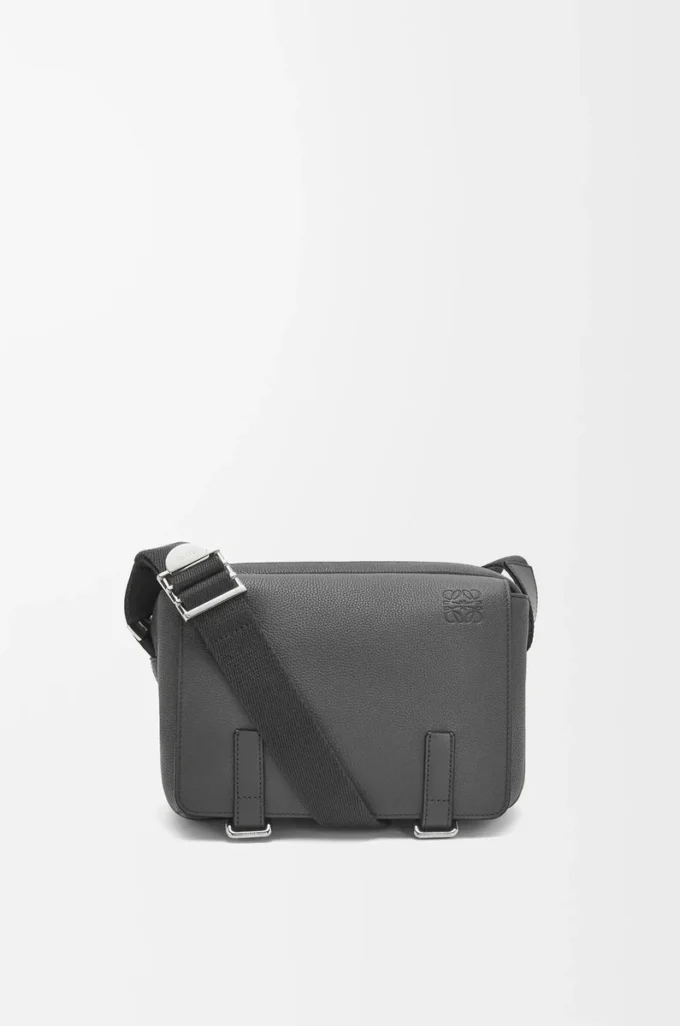 XS Military Messenger Bag aus weichem genarbtem Kalbsleder in Anthrazit