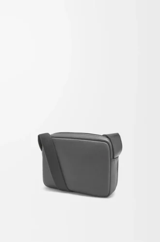 XS Military Messenger Bag aus weichem genarbtem Kalbsleder in Anthrazit