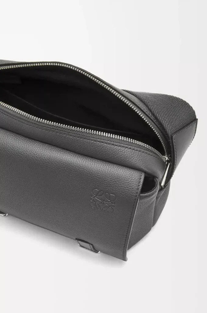 XS Military Messenger Bag aus weichem genarbtem Kalbsleder in Anthrazit
