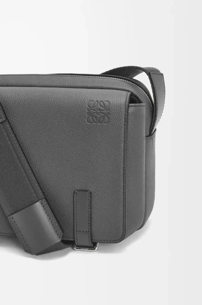 XS Military Messenger Bag aus weichem genarbtem Kalbsleder in Anthrazit