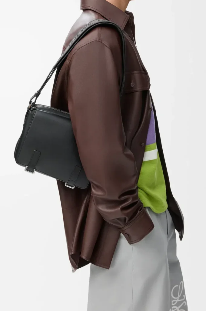 XS Military Messenger Bag aus weichem, genarbtem Kalbsleder Schwarz