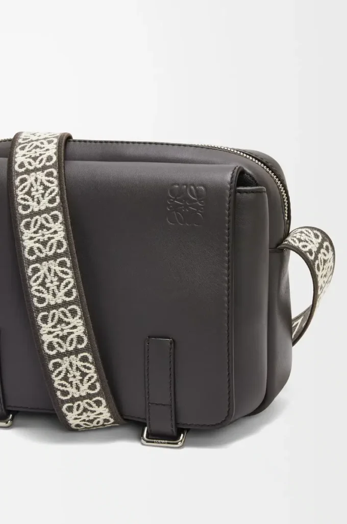 XS Militärische Umhängetasche aus geschmeidigem, glattem Kalbsleder und Jacquard Dunkelgrau