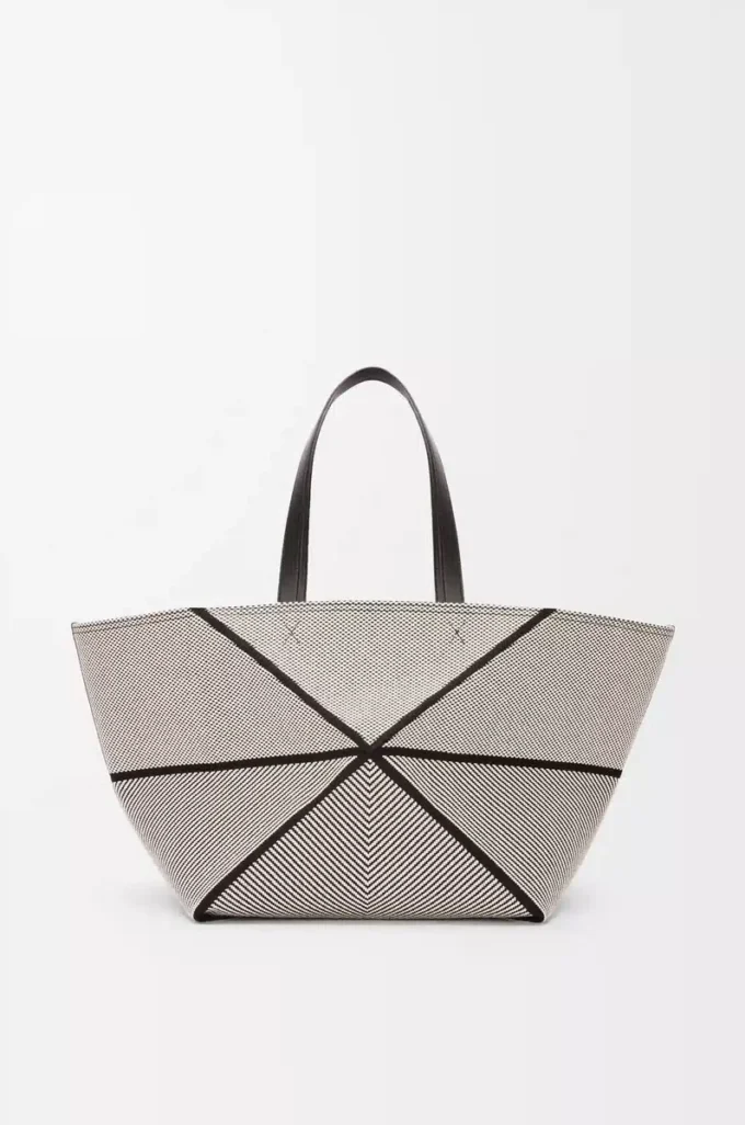 XXL Puzzle Fold Tote aus Jacquard-Canvas und Kalbsleder in Natur/Schwarz