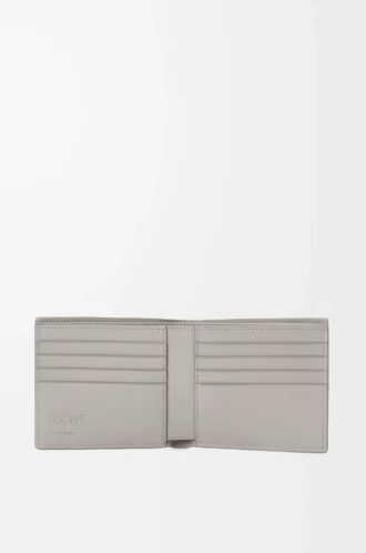 Zweifach gefaltete Brieftasche aus strukturiertem klassischem Kalbsleder in Shell Grey